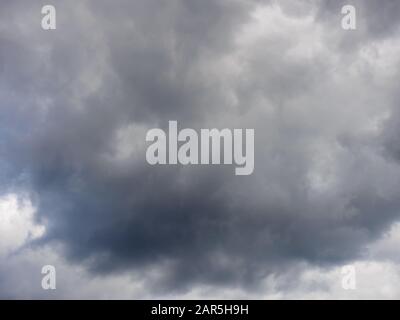 Graue Regenwolken. Wetter Konzept Stockfoto