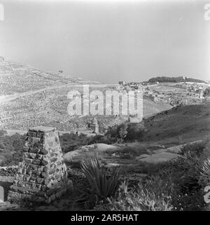 Israel 1948-1949 Jerusalem. Blick vom Tempelberg nach Osten im Kedrondal mit unzähligen Grabdenkmälern, darunter in der Mitte das turmartige Grab von Absalon Datum: 1948 Ort: Israel, Jerusalem, Kedrondal, Tempelberg Schlüsselwörter: Friedhöfe, Hügel, Denkmäler, Panoramas, Täler persönlicher Name: Absalon Stockfoto