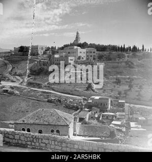 Israel 1948-1949 Jerusalem. Blick auf den Berg Zion mit der Abteikirche Dormition mit Kirchturm. Rechts führt eine Treppe entlang einer Gruppe von Häusern zur höheren Straße Datum: 1948 Ort: Israel, Jerusalem, Sion Schlüsselwörter: Architektur, Hügel, Kirchenbauten, Kirchtürme, Landschaften, Treppen, Straßen Stockfoto