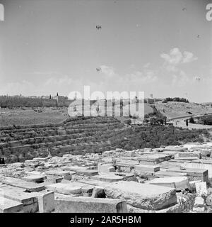 Israel 1948-1949 Jerusalem. Blick von den Osthängen des Ölbergs über das Kedrondal an den Wänden des Tempelbergs mit dem Goldenen Tor und der Altstadt Datum: 1948 Ort: Israel, Jerusalem, Kedrondal, Ölberg, Tempelberg Schlüsselwörter: Friedhöfe, Islam, Landschaften, Tore, Stadtmauern, Täler Stockfoto