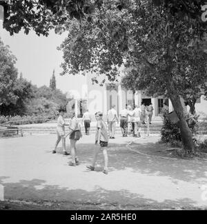 Jugendzentrum Ramat Hadassah. Jugendliche mit Begleitpersonen auf dem Gelände der Anlage am 1. Januar 1964 Ort: Israel Schlagwörter: PTSD, Architektur, Bäume, Gebäude, Kinderschutz, Erziehung Stockfoto