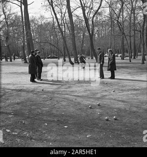 Pariser Bilder [Das Straßenleben von Paris] Jeu de Boules im Park spielen Datum: 1965 Ort: Frankreich, Paris Schlagwörter: Ballsport, Parks, Freizeit Stockfoto
