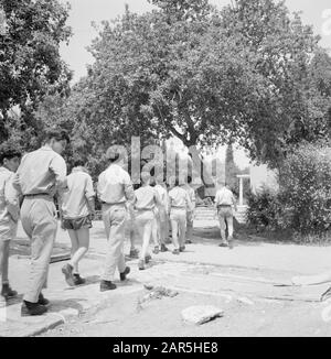 Jugendzentrum Ramat Hadassah. Jugendliche mit Begleitung auf dem Gelände der Einrichtung Datum: 1. Januar 1964 Ort: Israel Schlagwörter: Bäume, Kinderschutz, Bildung, Pädagogik Stockfoto