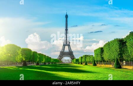Eiffelturm in Paris Champs de Mars am Morgen, Frankreich Stockfoto