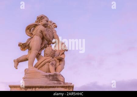 Statue der Engel auf dem Platz der Wunder in Pisa, Italien Sonnenuntergang, Kopie Raum Hintergrund Stockfoto