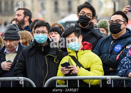 London, Großbritannien. Januar 2020. Mitglieder der Öffentlichkeit, die Facemasken trägt, erwarten Drache- und Löwen-Tänzerinnen und traditionelle kostümierte Charaktere, die im Rahmen der chinesischen Neujahrsfeier in Chinatown an einer Parade teilnehmen, um das Jahr der Ratte zu feiern. Das chinesische Neujahr in der Hauptstadt zieht hunderttausende Londoner und Touristen an und ist die größte solche Feier außerhalb Asiens. Die diesjährige Veranstaltung findet im Schatten eines Ausbruchs des Coronavirus im chinesischen Wuhan statt, das bisher 56 Menschen das Leben forderte. Kredit: Stephen Chung / Alamy Live News Stockfoto