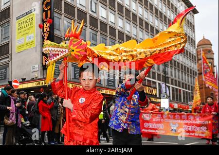 London, Großbritannien. Januar 2020. Teilnehmer, die traditionelle Kostüme tragen, führen während einer Parade einen Drachentanz im Rahmen der chinesischen Neujahrsfeier in Chinatown zum Feiern des Jahres der Ratte durch. Das chinesische Neujahr in der Hauptstadt zieht hunderttausende Londoner und Touristen an und ist die größte solche Feier außerhalb Asiens. Die diesjährige Veranstaltung findet im Schatten eines Ausbruchs des Coronavirus im chinesischen Wuhan statt, das bisher 56 Menschen das Leben forderte. Kredit: Stephen Chung / Alamy Live News Stockfoto