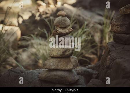 Nahaufnahme von perfekt ausbalancierten, aufeinander gestapelten Felsen - perfekt für Stabilitätskonzepte Stockfoto