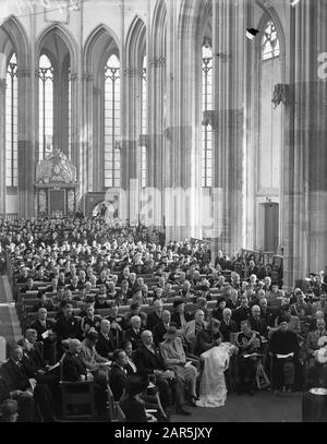 Taufe Prinzessin Marijke (Christina) in der Domkerk in Utrechter Überblick in der Kirche Datum: 10. Oktober 1947 Ort: Utrechter (Stadt) Schlüsselwörter: Taufe, Kirchen Personenname: Beatrix (Prinzessin Niederlande), Bernhard (Prinz Niederlande), Charlotte (Herzogin Luxemburg), Christina (Prinzessin Niederlande), Jan (Großfürst Luxemburg), Juliana (Königin Niederlande), Wilhelmina (Königin Niederlande), Wiltens, A. Andree Stockfoto