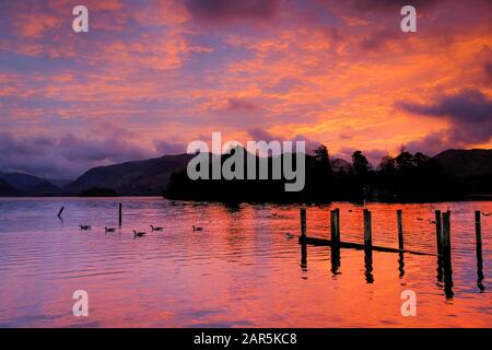 Sonnenuntergang über Derwent Water im Lake District, Großbritannien. Stockfoto