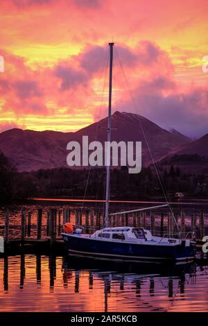 Kleines Boot auf Derwent Water in Keswick mit wunderbarem Sonnenuntergang. Stockfoto