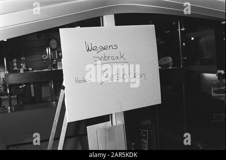 Schmuck Meyst schloss nach dem dritten Einbruch in zwei Wochen. Schild an der Tür Wegen Einbruch Geschenk geschlossen Datum: 17. Februar 1982 Standort: Amsterdam, Noord-Holland Schlüsselwörter: BACKINGH, Juweliere Stockfoto