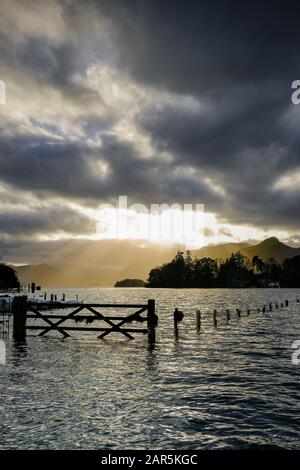 Blick über Derwent Water im Lake District vom Crow Park in Keswick. Stockfoto