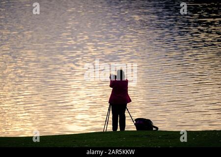Fotograf, der bei Sonnenuntergang ein Bild von Derwent Water im Lake District machte. Stockfoto