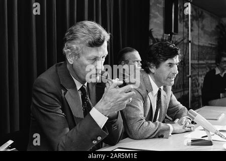 Cabinetsformation; Pressekonferenz in Nieuwspoort von zwei Informanten Lubbers (r) und De Koning (l) Datum: 1. Juni 1981 Stichwörter: Informanten, Pressekonferenzen Stockfoto