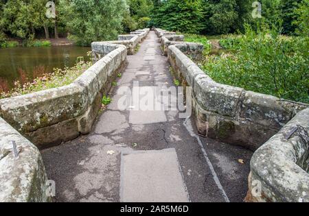 Essex Bridge, eine in der Kategorie 1 Aufgeführte Packhorse Bridge, die sich in unmittelbarer Nähe der Shugborough Hall befindet und über den He River führt Stockfoto