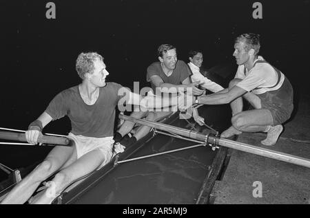 Niederländischer Ruder-Champion 1968 Champion auf dem Skif, Harry Droog (rechts) gratuliert den beiden mit Mate, Hadriaan van Nes und Herman Suselbeek Datum: 8. August 1968 Schlagwörter: Gruppensport, Meisterschaften, Rudern persönlicher Name: Droog, Harry, Nes, Hadriaan van, Suselbeek, Herman Stockfoto