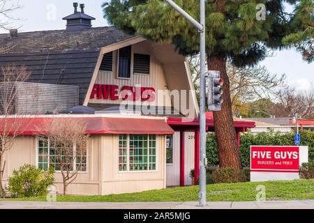 24. Januar 2020 Mountain View / CA / USA - Fünf Jungs Burger und Fries fast Food in San Francisco Bay Area; Fünf Jungs Enterprises LLC ist Amer Stockfoto