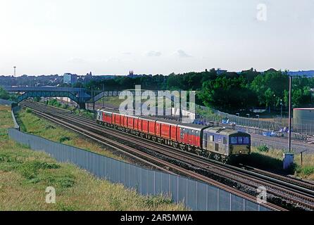 Ein Paar Elektro-Diesellokomotiven der Klasse 73, die die Nummern 73136 'Kent Youth Music' und 73133 'The Bluebell Railway' führen und einen Fahrenden Post Office-Zug in Sevington in Kent tailieren. Stockfoto