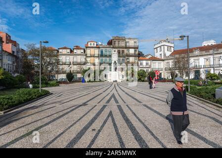 Carlos Alberto Square (Praaa de Carlos Alberto) mit Denkmal für die Toten des ersten Weltkriegs (Erster Weltkrieg) in Vitoria Pfarrei von Porto, Portugal Stockfoto