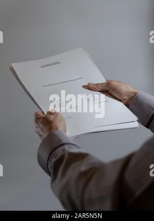 Hands giving Papers with Memorandum of president Donald Trump Stockfoto