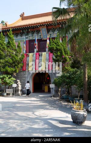 Besucher des Po Lin Kloster Lantau Insel hongkong - ein buddhistisches Kloster, Außenansicht auf der Hongkonger Insel Lantau Hongkong Asien Stockfoto