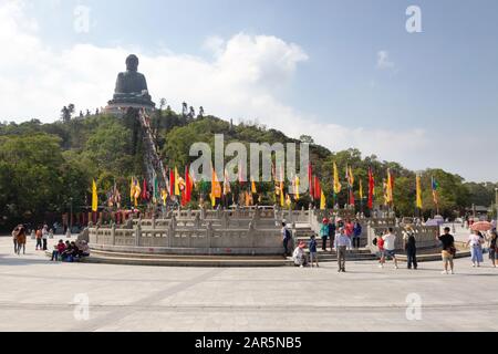 Asientourismus - Touristen im großen Lantau Buddha oder Tian Tan Sitzing buddha Statue, Ngong Ping, Lantau Island, Hong Kong Asia Stockfoto