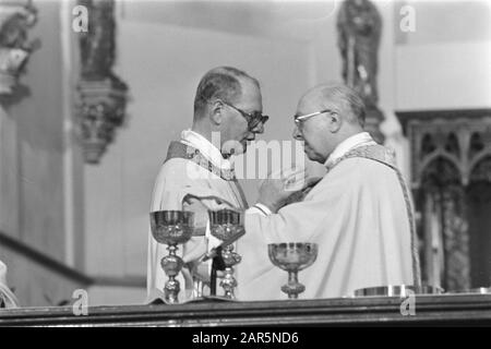 Bischof Simonis installierte als Erzbischof von Utrechter Kardinal Willebrands (r) und Bischof Simonis während der Feierlichkeiten Datum: 8. Dezember 1983 Ort: Utrechter (Diözese), Utrechter (Provinz), Utrechter (Stadt) Schlüsselwörter: Erzbischöfe, Amtszugänge, Kardinäle, Gottesdienste persönlicher Name: Simonis, Adrianus, Willebrands, J.G.M. Stockfoto