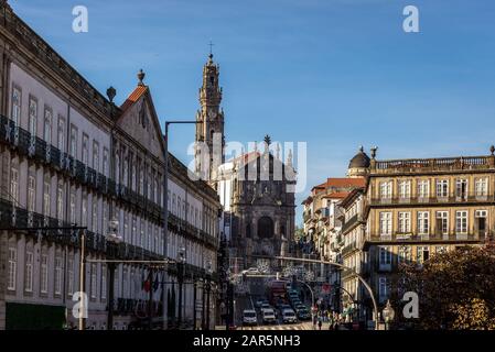 Clerigos Kirche (Kirche des geistlichen) und Hotel InterContinental in Cardosas Palastgebäude, Stadt Porto, Portugal Stockfoto