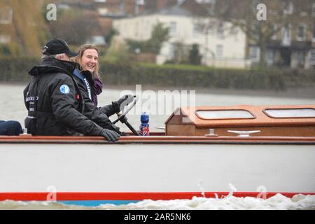 Putney, London, OUWBC zu Beginn des Rennens - Vorboot-Race-Fixture, Oxford University Women's Boat Club {OUWBC} vs Molesey Boat Club, Over the River Thames, Championship Course Putney to Mortlake Sunday 22/02/2015 [Mandatory Credit; Peter Spurrier/Intersport-images] Stockfoto