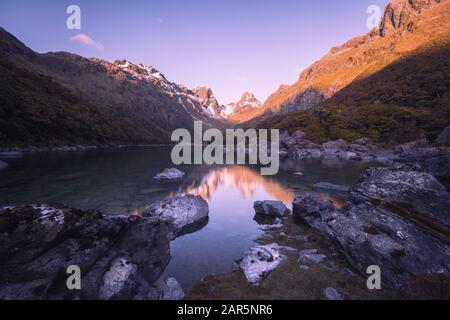 Wunderschöne Landschaft des Lake Mackenzie und der umliegenden Berge auf dem Routeburn Track. Stockfoto