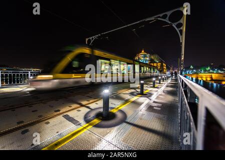 U-Bahn Straßenbahn am Dom Luis ich über den Fluss Douro zwischen den Städten Porto und Vila Nova De Gaia in Portugal Brücke Stockfoto