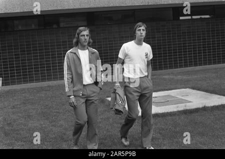 Kernploeg Holländisches Teamtreffen in Zeist im KNVB-Sportzentrum; Cruijff und Neeskens (links) Datum: 21. Mai 1974 Ort: Utrechter, Zeist Schlüsselwörter: Sport, Fußball persönlicher Name: Cruijff, Johan Stockfoto