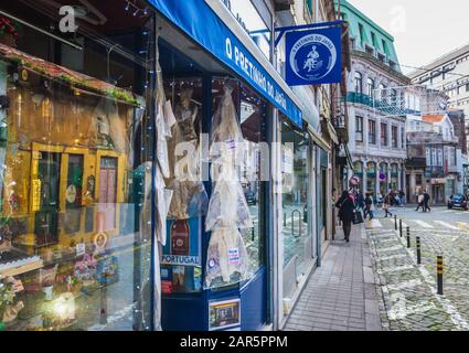 Getrockneten Kabeljau zum Verkauf in Führung tun Japao alte altmodische traditionellen Lebensmittelgeschäft in Porto Stadt auf der iberischen Halbinsel in Portugal Stockfoto