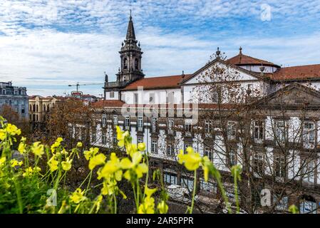 19. Jahrhunderts neoklassischen Stil Dreifaltigkeitskirche (Igreja da Trindade) und Krankenhaus der Trinitarian Auftrag in Porto Stadt auf der iberischen Halbinsel in Portugal Stockfoto