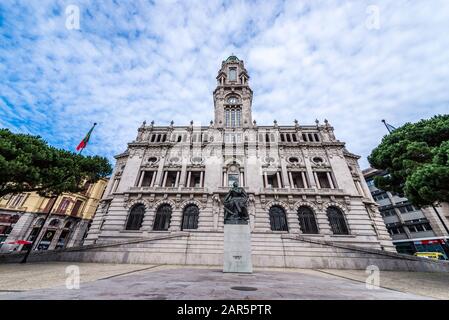 Statue des portugiesischen Dichter, Dramatiker, Schriftsteller und Politiker Almeida Garrett vor Rathaus von Porto, Portugal Stockfoto