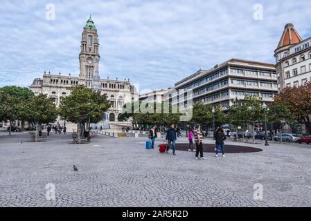 Rathaus von Porto in Porto Stadt auf der iberischen Halbinsel, zweitgrößte Stadt in Portugal von der Avenue der Alliierten (Avenida Dos Aliados) gesehen Stockfoto