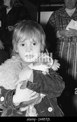 Kinder mit ihren Tieren auf der Kleintierausstellung Savoa in der RAI, Kleinteilnehmer mit Kaninchen Datum: 22. November 1972 Schlagwörter: Tiere, Kindereinrichtung Name: Savoa Stockfoto