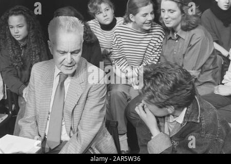 Kinder, die mit Nobelpreisträgern in Amsterdam sprechen; 29a, 30a: Prof. J. Tinbergen Datum: 30. Mai 1987 Ort: Amsterdam, Noord-Holland Schlagwörter: Kinder, Preisträger persönlicher Name: Tinbergen, Jan Stockfoto