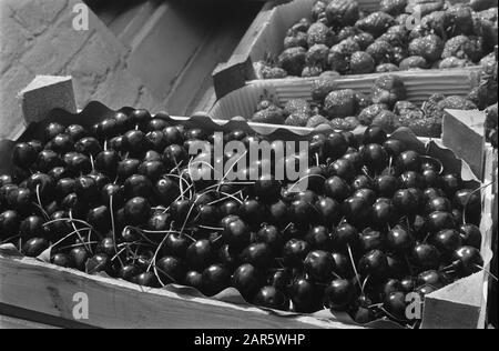 Obst- und Gemüsekasten mit Kirschen Anmerkung: Marginaler Negativstreifen: 31: Schachtel mit Erdbeeren Datum: 17. Juni 1969 Schlagwörter: Obst, Kirschen, Truhen Stockfoto