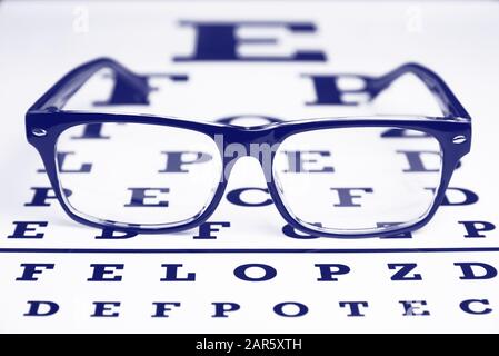 Brille auf der Karte für die Augenuntersuchung. Stockfoto