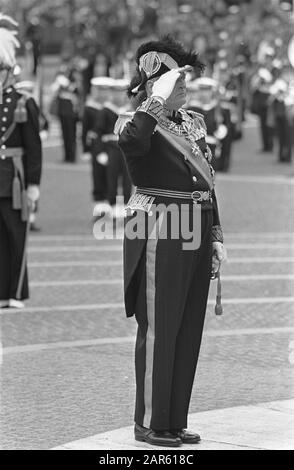 Staatsbesuch von König Olav von Norwegen in den Niederlanden König Olav Salutes Datum: 9. September 1964 Ort: Amsterdam, Noord-Holland Schlüsselwörter: Könige, Salute, Staatsbesuche, Staatsoberhäupter persönlicher Name: Olav V. (König Norwegen) Stockfoto