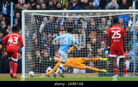 Der Ilkay Gundogan von Manchester City erzielt vom Strafpunkt aus das erste Tor seiner Seite beim vierten Spiel im Etihad Stadium, Manchester, im FA Cup. Stockfoto