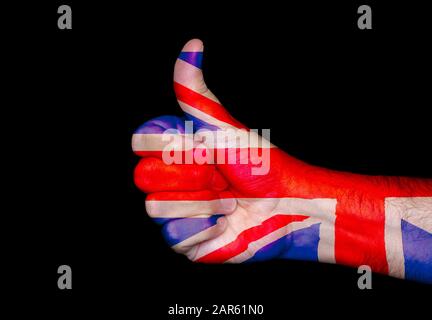 Brexit. Daumen nach oben Geste Ausschnitt aus einer Hand mit Farben der Union Jack Flag of Great Britain & Northern Ireland. Britisches Konzept. Stockfoto