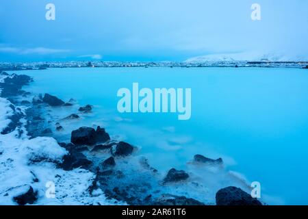 Blaue Lagune neben Reykjavik mit Menschen, die in diesem natürlichen heißen Frühling baden. Stockfoto
