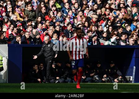 Wanda Metropolitano Stadium, Madrid, Spanien. Januar 2020. La Liga Football, Atletico de Madrid gegen Leganes; Javier Aguirre Coach von CD Leganes Gesten to the Ground Credit: Action Plus Sports/Alamy Live News Stockfoto