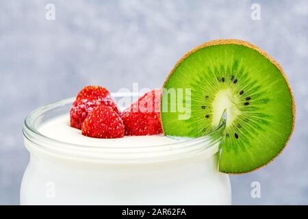 Joghurt Obst. Frische Platte mit Früchten und Beeren Stockfoto