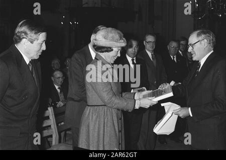 HM und Prins Claus zum Jubiläum Royal Ned. Akademie der Wissenschaften in Nieuwe Kerk Amsterdam Königin Beatrix empfängt die Trippenhuisboek, von links Prinz Claus und Königin Beatrix und dr. IR. R. Meischke Datum: 12. Dezember 1983 Ort: Amsterdam, Noord-Holland Schlagwörter: Geschenke, Jubiläen, Königinnen, Prinzen Personenname: Beatrix (Königin Niederlande), Claus (Fürst Niederlande), Meischke, R. Stockfoto