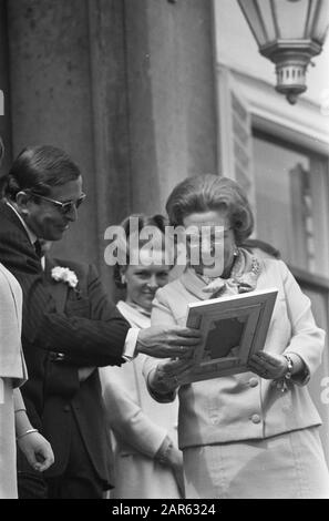 Königin Juliana 58 Jahre, defile im Palast Soestdijk, Ihre Majestät erhält Geschenke Datum: 1. Mai 1967 Ort: Soestdijk, Utrechter Schlüsselwörter: Defiles, Geschenke, Queen-Tage, Königshaus persönlicher Name: Juliana, Königin Stockfoto