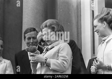 Königin Juliana 58 Jahre, im Palast Soestdijk, Ihre Majestät und Prinz Claus bewundern Bär, im mittleren Prinz Bernhard Datum: 1. Mai 1967 Ort: Soestdijk, Utrechter Schlüsselwörter: Defiles, Queen-Tage, Königshaus persönlicher Name: Bernhard, Prinz, Claus, Fürst, Juliana, Königin Stockfoto